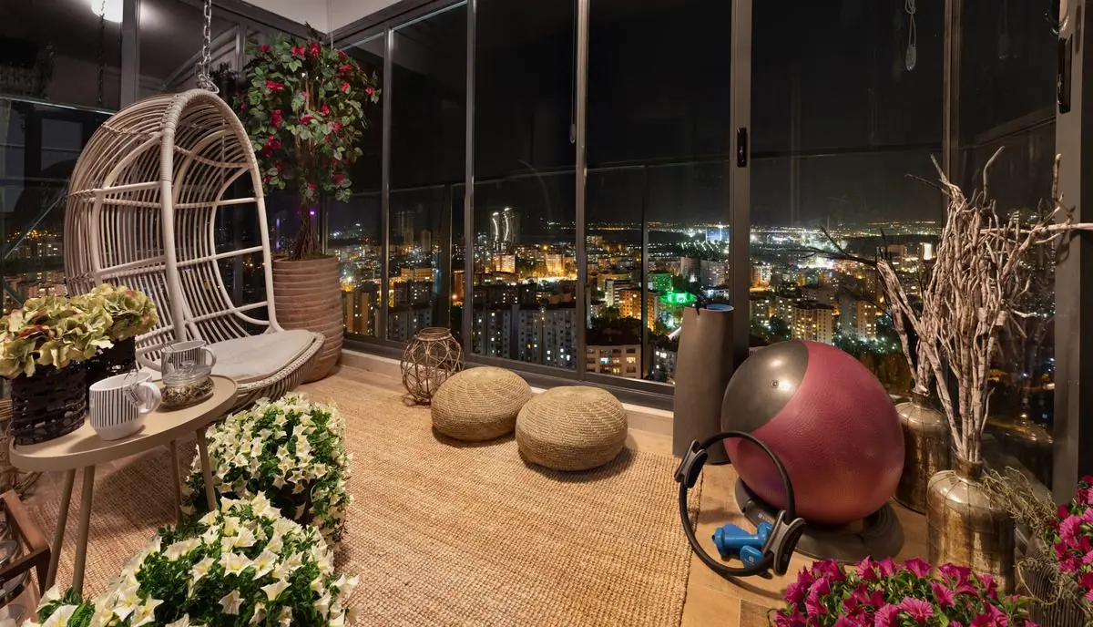 Gece şehir manzaralı kapalı teras