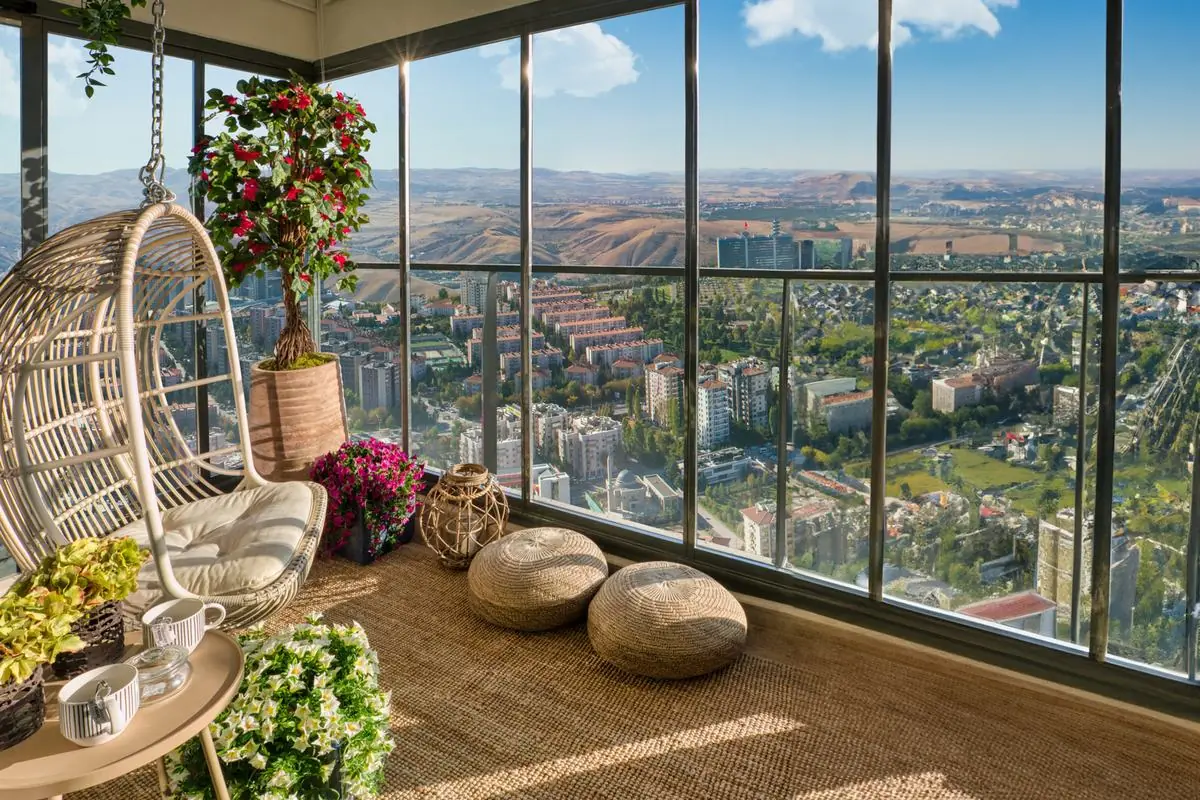 Şehir manzaralı cam balkon
