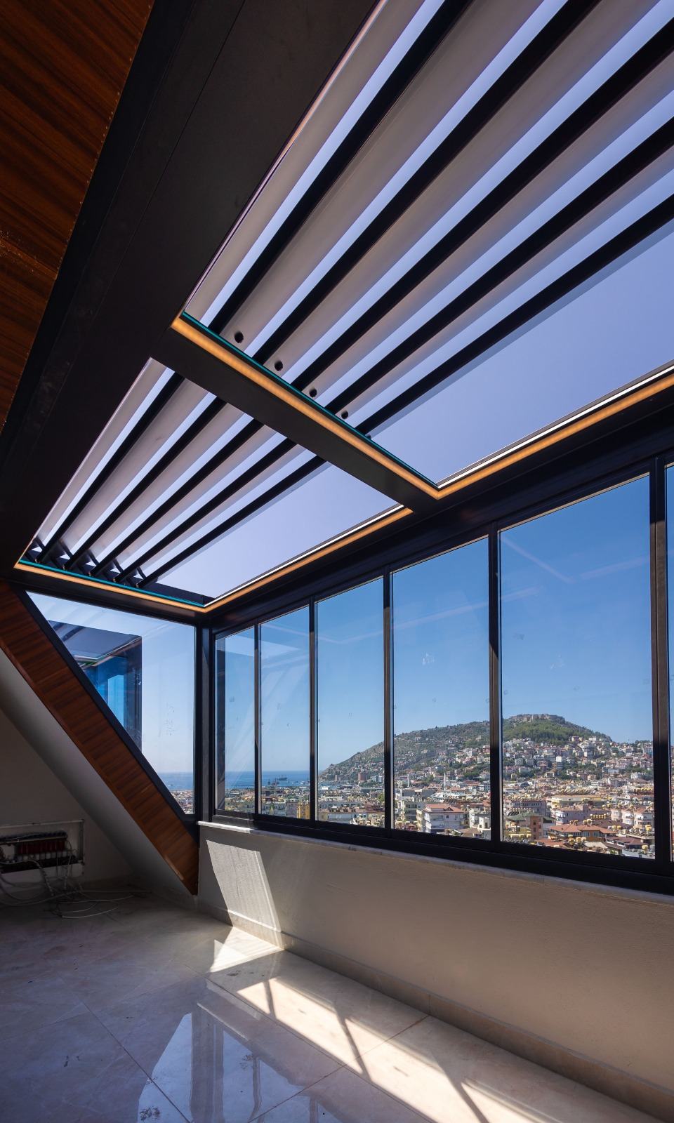 Açık lamelli bioklimatik pergola ve cam cephe