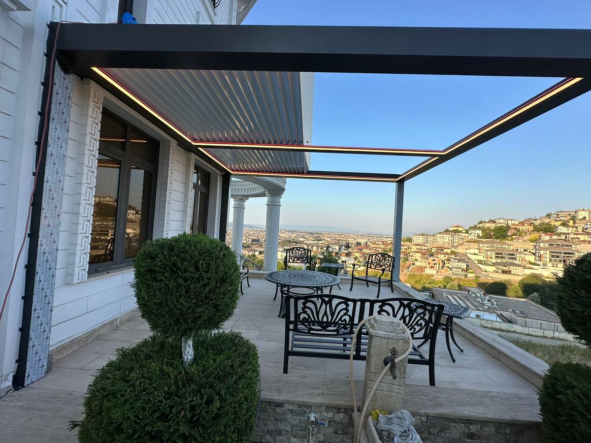 LED çerçeveli bioklimatik pergola altında teras