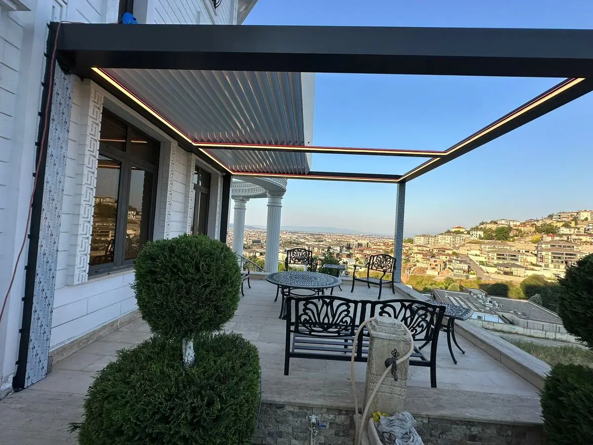 LED çerçeveli bioklimatik pergola altında teras