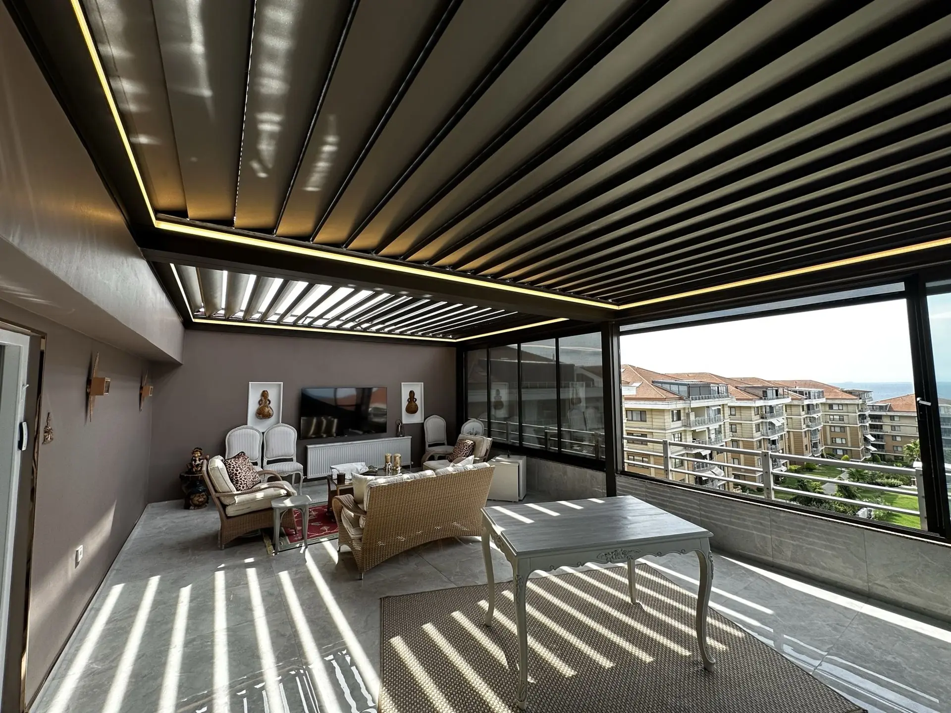 Gizli LED aydınlatmalı bioklimatik pergola altında teras
