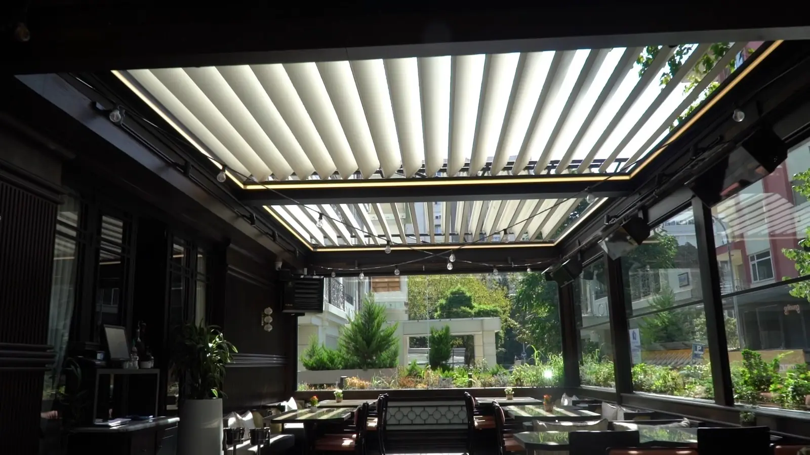 Bağdat Caddesi'nde restoran bahçesinde lamelli tavan