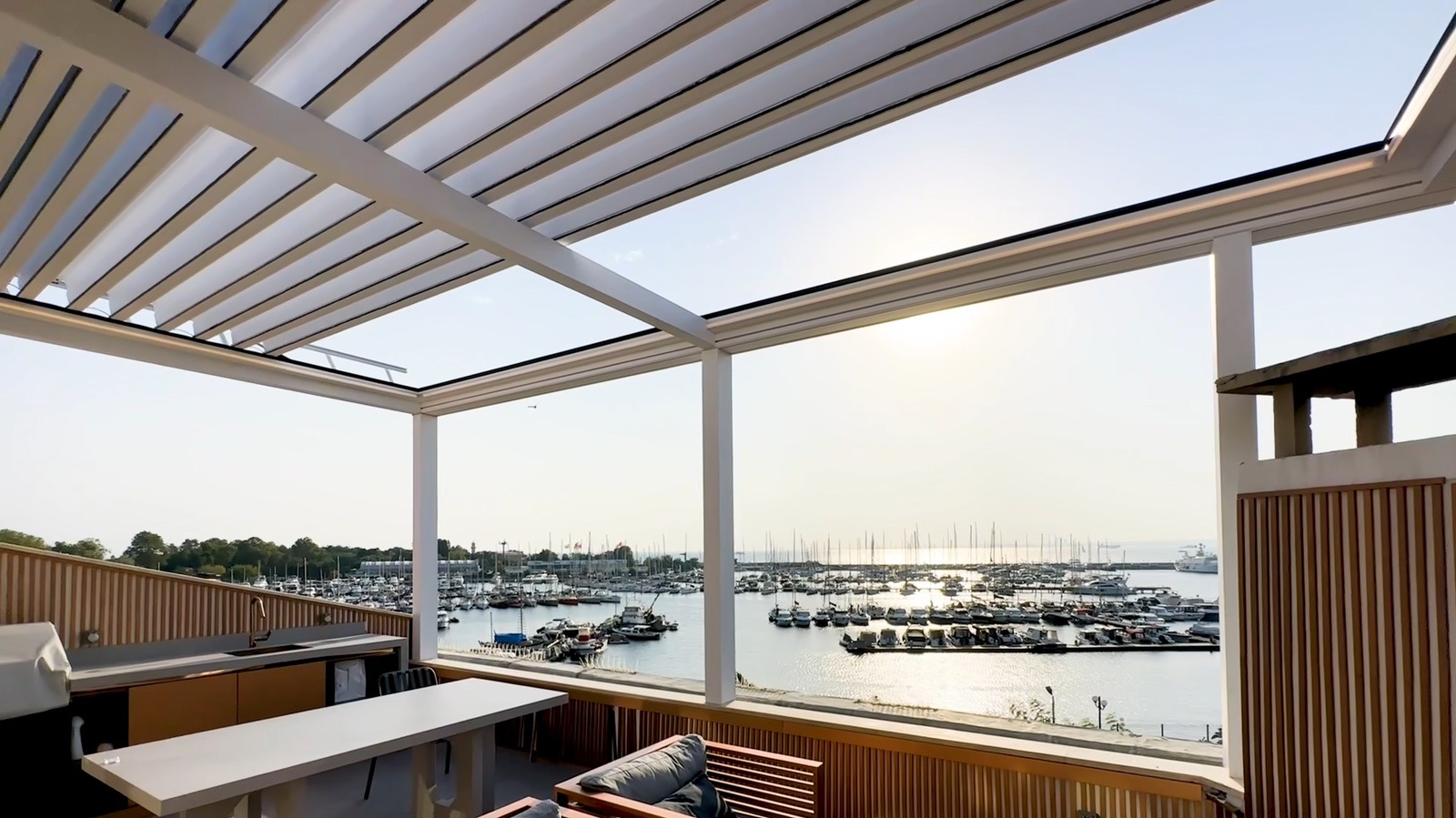 Marina manzaralı terasta bioklimatik pergola