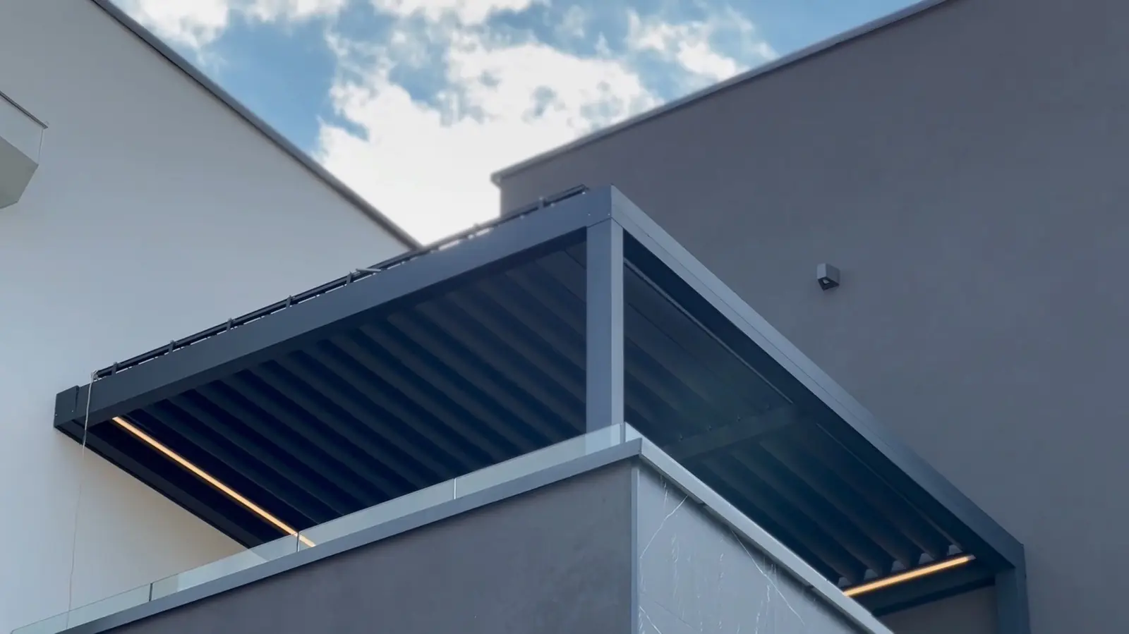 Sırbistan Slatina'da teras katında bioklimatik pergola