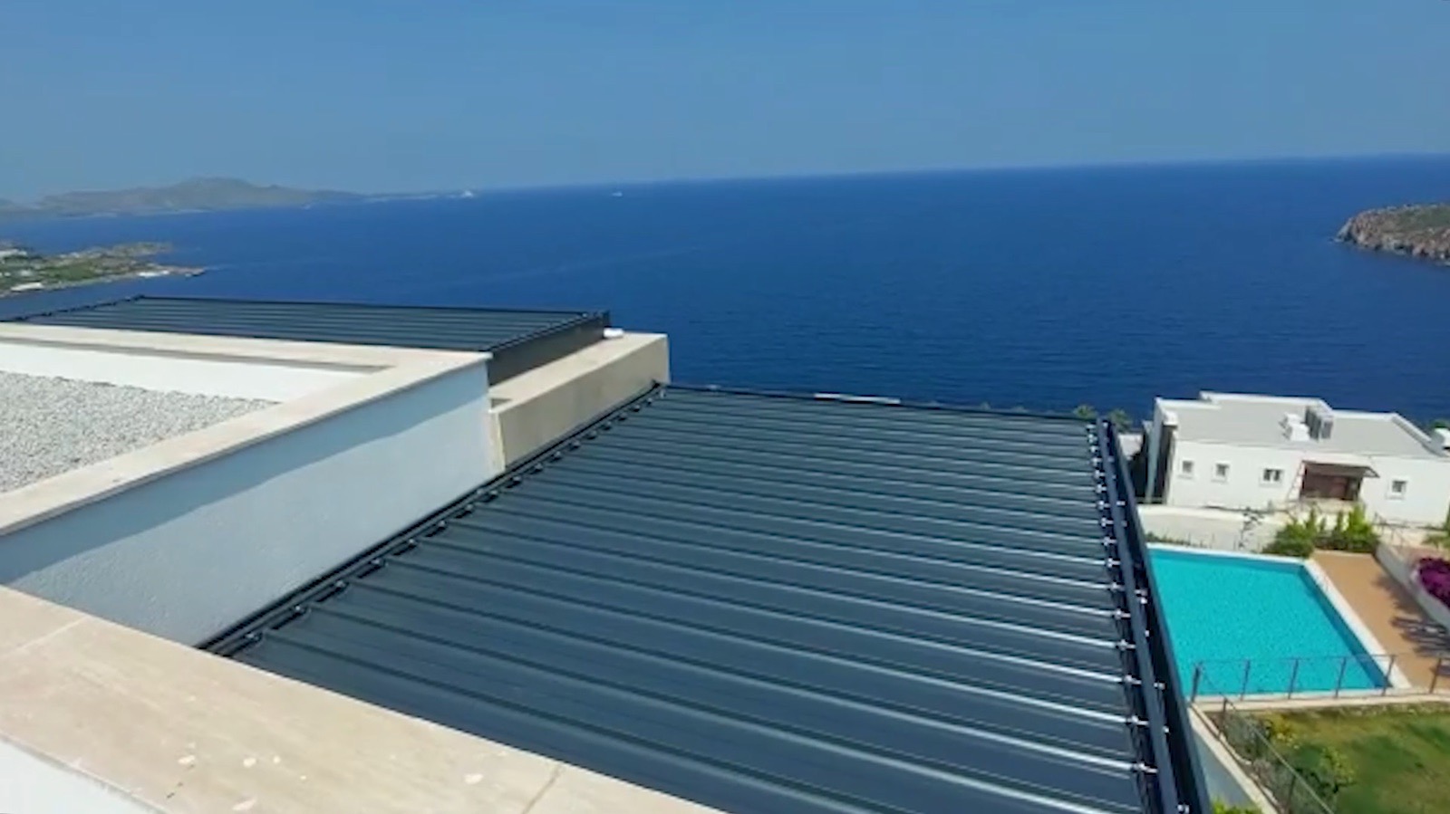 Yalıkavak'ta denize bakan villanın üstünde bioklimatik pergola