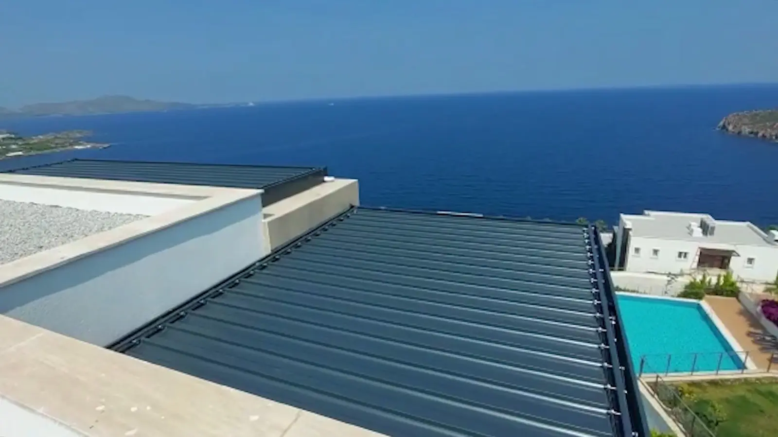 Yalıkavak'ta denize bakan villanın üstünde bioklimatik pergola