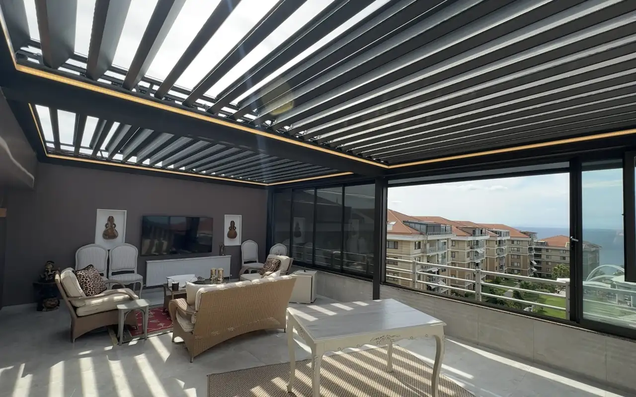 Lamelleri açık bioklimatik pergola altında deniz manzaralı teras