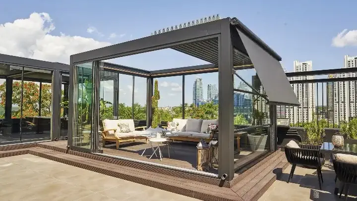 Lamelleri toplanmış, cam cephesi açılmış bioklimatik pergola