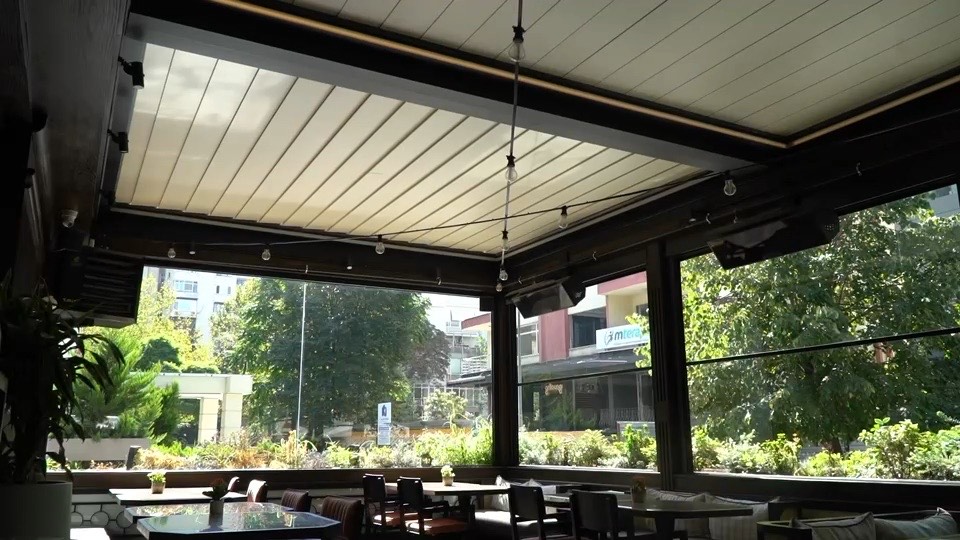 Bağdat Caddesi, Kadıköy, İstanbul — Bioklimatik pergola