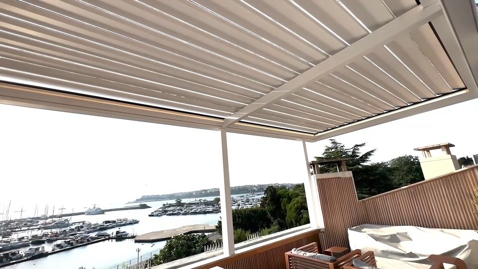 Fenerbahçe Kalamış'ta marina manzaralı terasta beyaz bioklimatik pergola