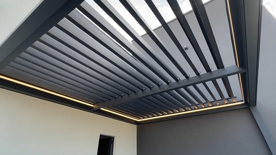 Slatina, Sırbistan — Bioklimatik pergola
