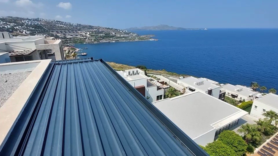 Yalıkavak'ta denize bakan villanın terasında bioklimatik pergola