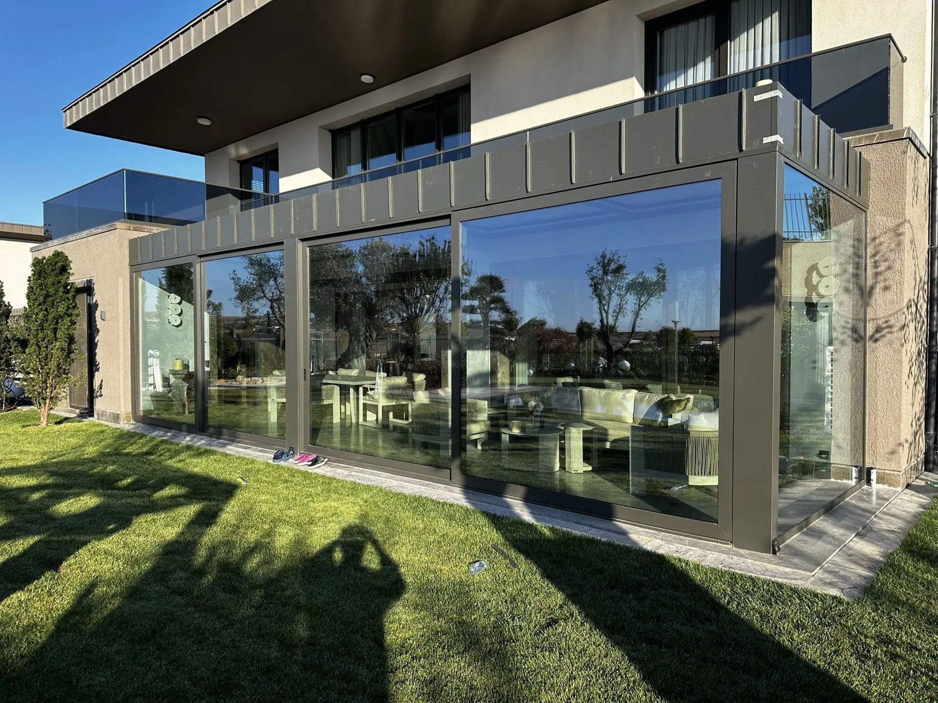 Villa bahçesinde cam cepheli yaşam alanı