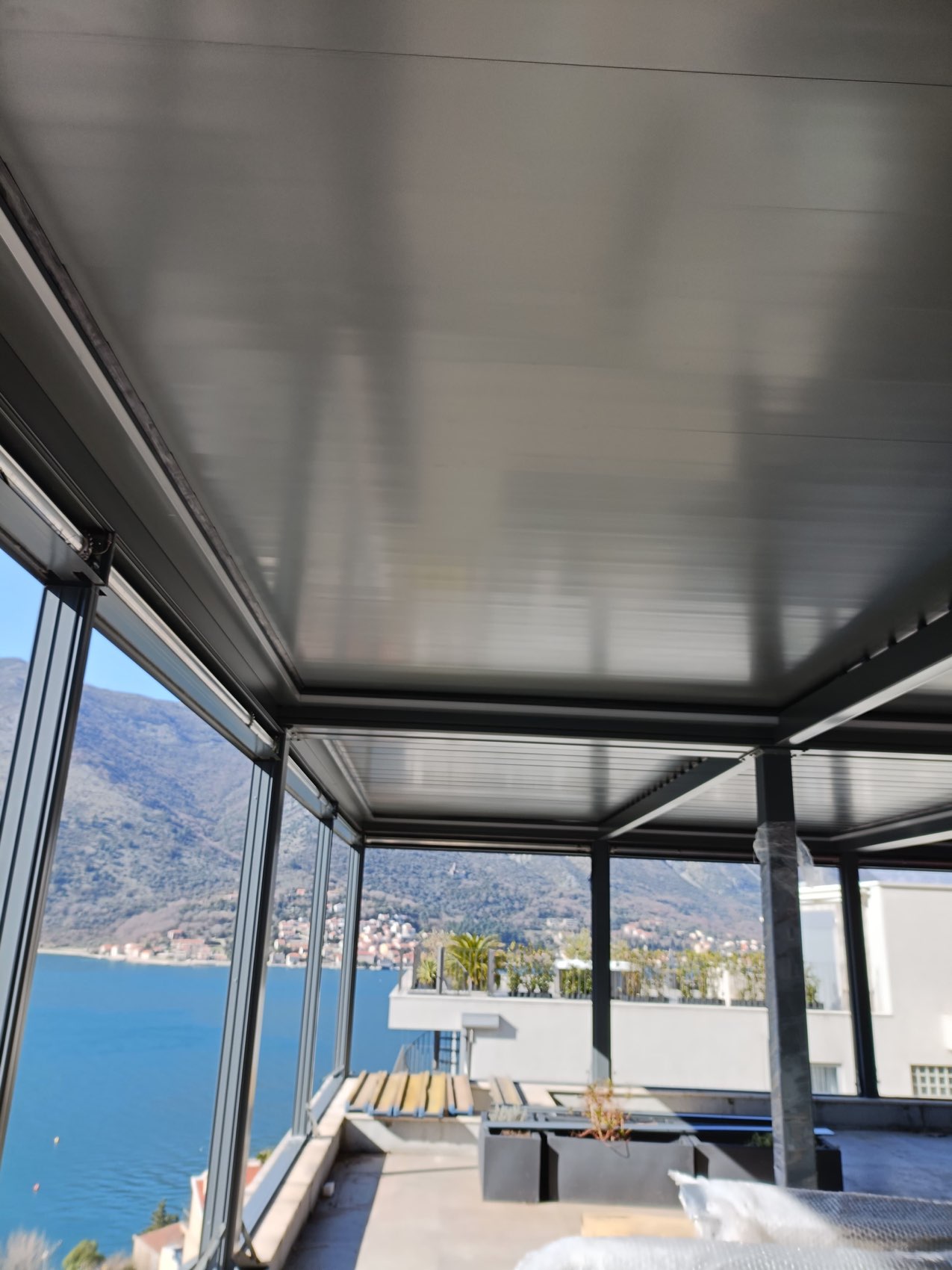 Körfez manzaralı terasta pergola