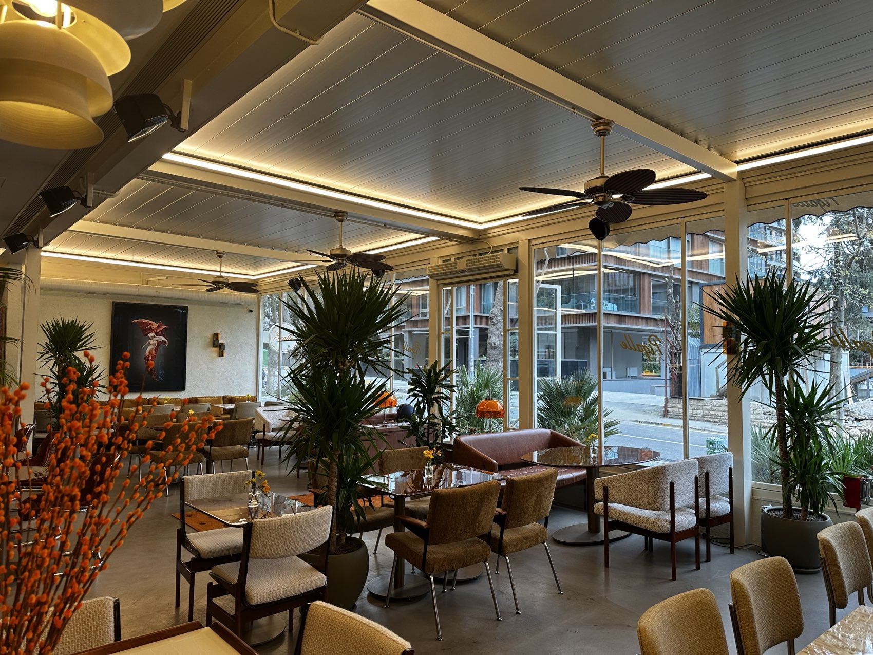 Bioklimatik pergola altında restoran salonu