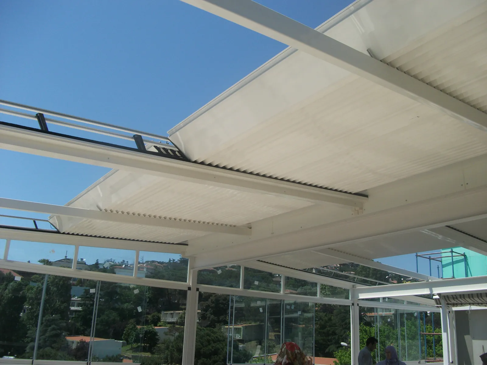 Rolling Roof Pergola — gölgeyi kademeli kurun