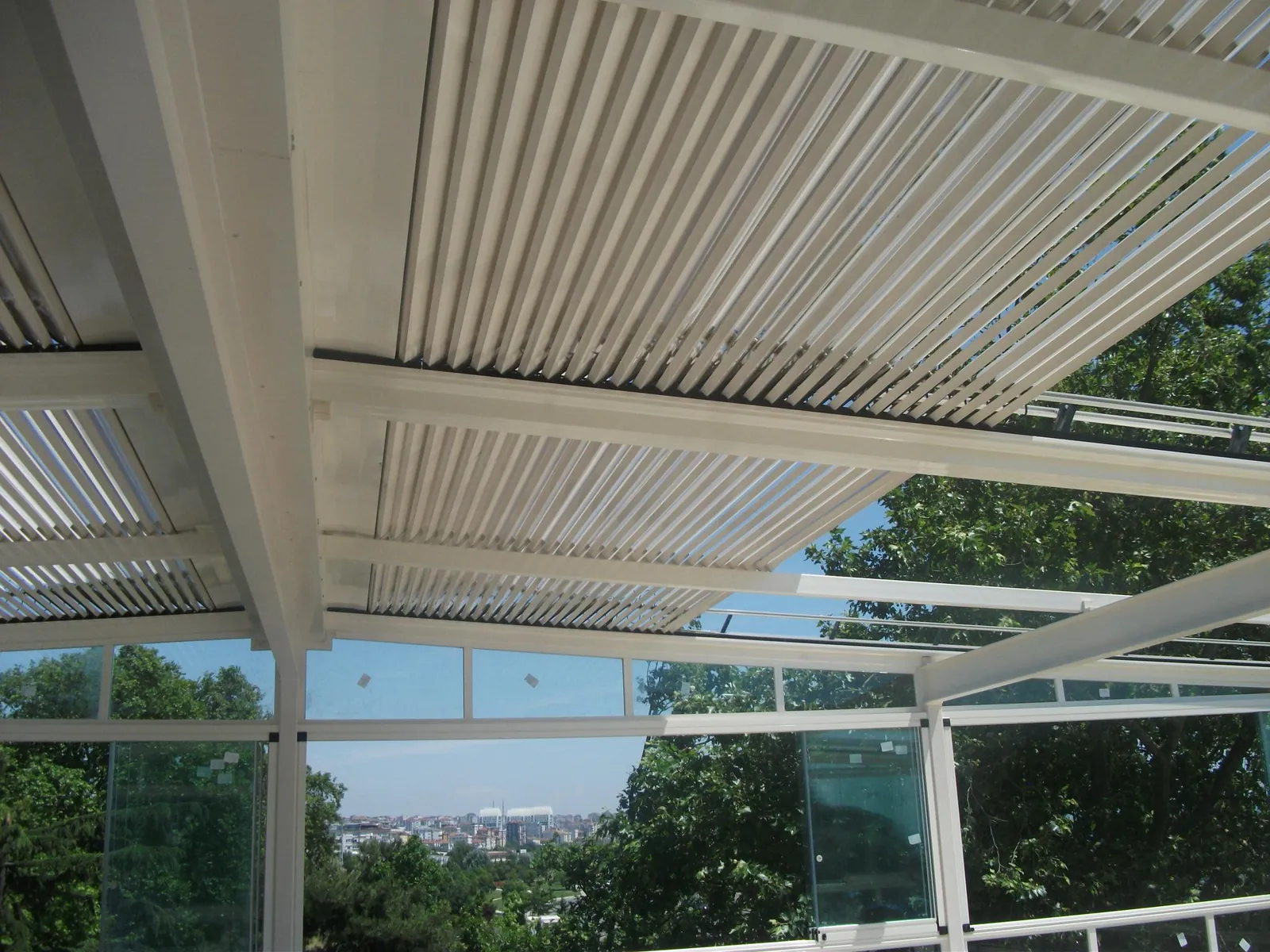 Rolling Roof Pergola — hava ne yaparsa yapsın