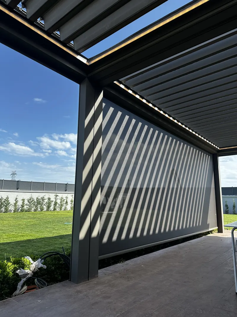 Bioklimatik pergola yan cephesinde motorlu zip perde