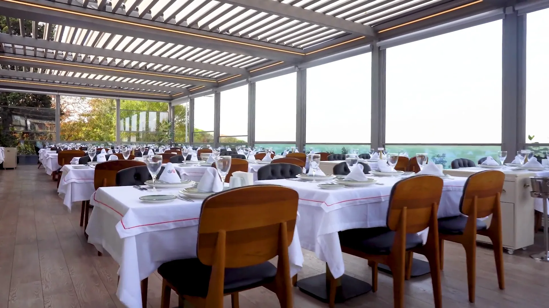 Bioklimatik pergola altında deniz manzaralı restoran